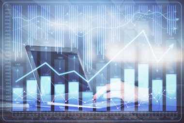 Arka planda bilgisayarla çalışan bir adamla iki kez ön x çizelgesine maruz kaldık. Pazar analizi kavramı.