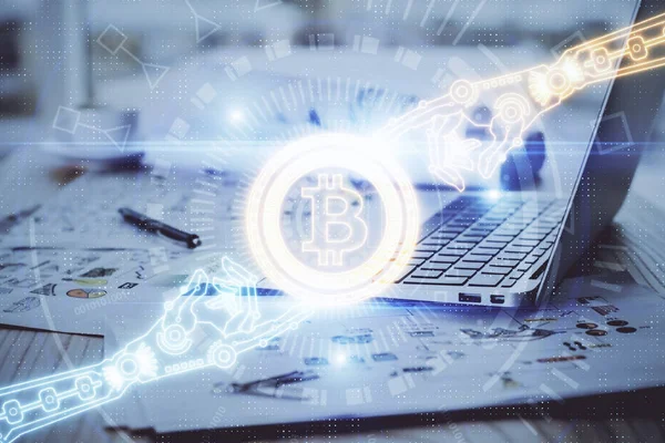 Double exposition de thème blockchain hologramme et table avec fond d'ordinateur. Concept de Bitcoin crypto-monnaie. — Photo