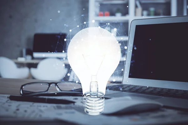 Ordenador en el escritorio en la oficina con el holograma icono de la bombilla. Exposición múltiple. Concepto de idea. — Foto de Stock