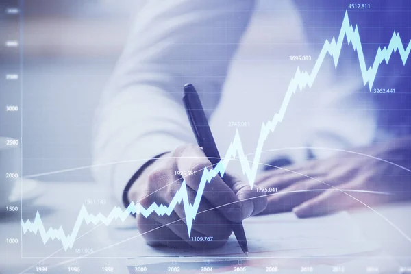 Grafico di trading finanziario multi esposizione con sfondo desktop uomo. — Foto Stock