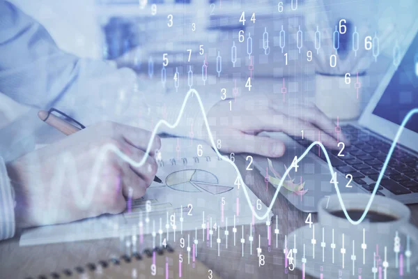 Multi exponering av Stock Market Graph med man som arbetar på laptop på bakgrunden. Begreppet finansiell analys. — Stockfoto