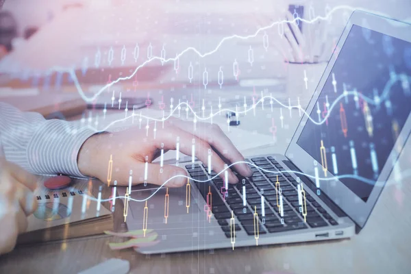 Doble exposición del gráfico del mercado de valores con el hombre trabajando en el ordenador portátil en el fondo. Concepto de análisis financiero . —  Fotos de Stock