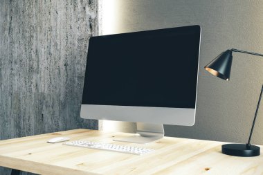 Boş siyah bilgisayar ekranlı masaüstü