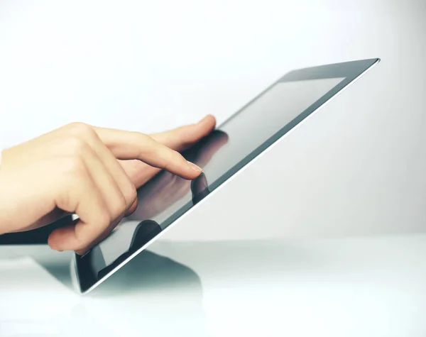 Hand mit digitalem Touchpad. — Stockfoto