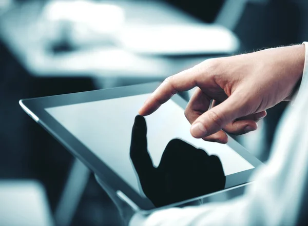 Hand berührt digitales Tablet. — Stockfoto