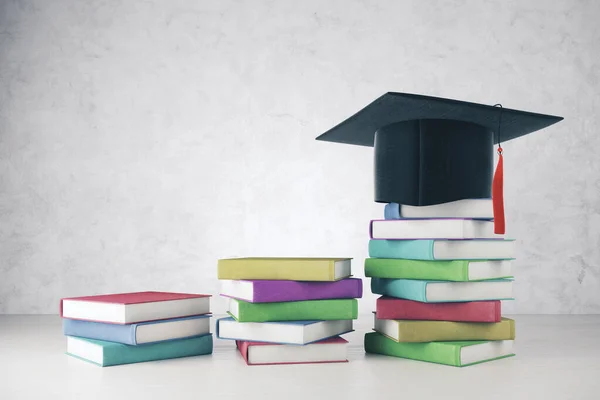 Mortero y pila de libros de colores — Foto de Stock