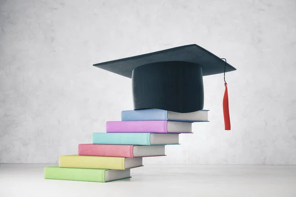 Cappello di laurea e libro colorato — Foto Stock