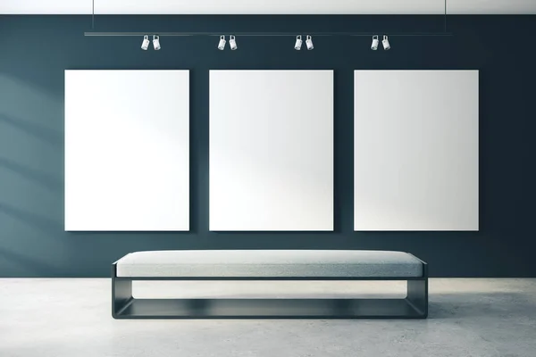 Moderna sala espositiva con tre manifesti in bianco — Foto Stock