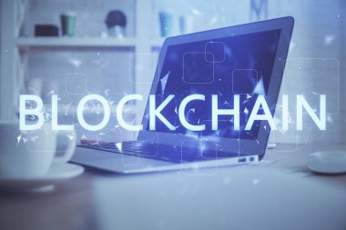 Blockchain temalı holograma ve bilgisayar arkaplanlı masaya çift pozlama. Bitcoin şifreleme para birimi kavramı.