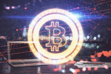 Blockchain temalı holograma ve bilgisayar arkaplanlı masaya çoklu maruz kalma. Bitcoin şifreleme para birimi kavramı.