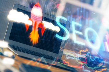 Bilgisayar ve seo çizim hologramı olan çok katmanlı bir tablo. Arama optimizasyon kavramı.