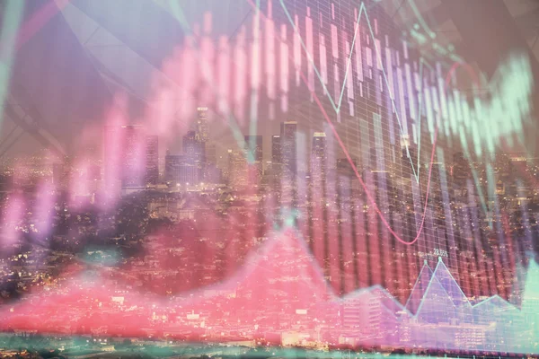 Gráfico financeiro sobre paisagem da cidade noturna com edifícios altos de fundo exposição dupla. Conceito de análise . — Fotografia de Stock