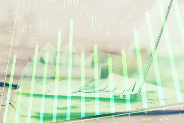 Hologramm eines Devisengraphen auf einem Tisch mit Computerhintergrund. Mehrfachbelichtung. Konzept der Finanzmärkte. — Stockfoto