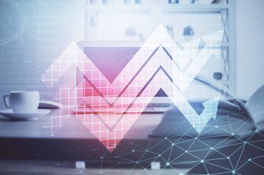 Bilgisayar masaüstünde, okların hologramını gösteriyor. Çifte maruziyet. Başarı kavramı.