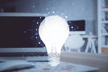 Bilgisayar ofisinde ampul simgesi hologramıyla birlikte. Çoklu maruz kalma. Fikir kavramı.