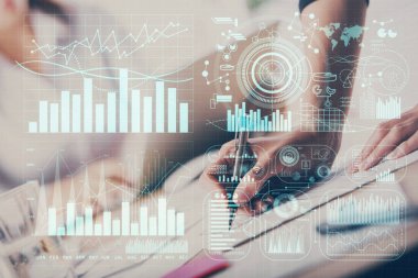 Bir kadın eller Not defteri hisse senedi piyasası hakkında bilgi yazma. Ön Forex grafik hologramlar. Araştırma kavramı. Çift Pozlama