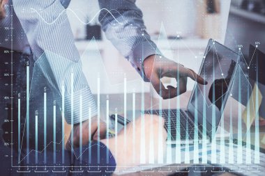 Adam arka planda ofiste bilgisayarda yazarak grafik çift pozlama. Zor iş kavramı. Closeup.