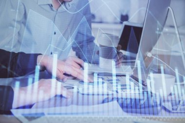 Adam arka planda ofiste bilgisayarda yazarak grafik Multi pozlama. Zor iş kavramı.