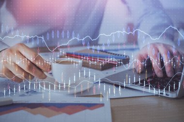 Arka planda ofiste bilgisayarda çalışan işadamı ile Forex grafiği. Sert çalışma kavramı. Çift Pozlama.