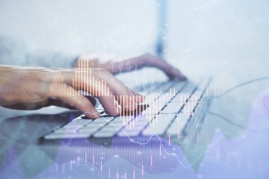 Arka planda ofiste bilgisayarda çalışan işadamı ile Forex grafiği. Sert çalışma kavramı. Closeup. Çoklu pozlama.