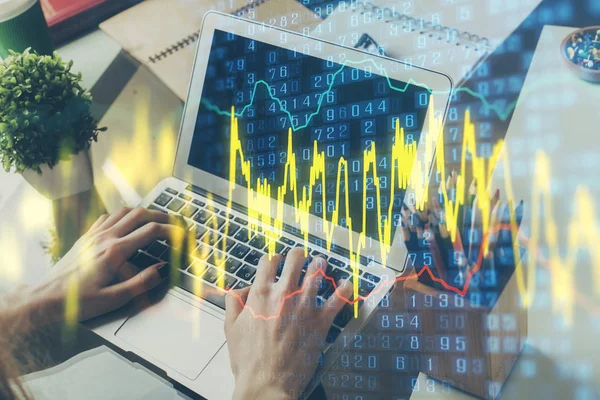 Gráfico de Forex con hombre de negocios que trabaja en la computadora en la oficina en segundo plano. Concepto de trabajador. Doble exposición . —  Fotos de Stock