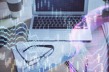 Finansal tablo çizimi ve arka planda bilgisayar olan bir tablo. Çifte maruziyet. Uluslararası pazarlar kavramı.