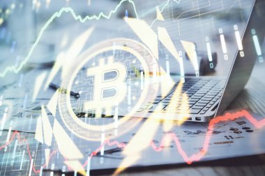 Blockchain temalı holograma ve bilgisayar arkaplanlı masaya çift pozlama. Bitcoin şifreleme para birimi kavramı.
