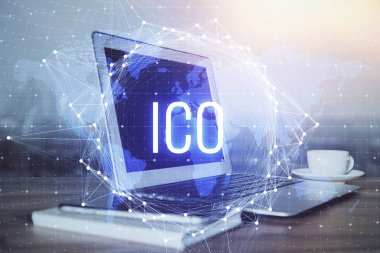 Blockchain temalı holograma ve bilgisayar arkaplanlı masaya çoklu maruz kalma. Bitcoin şifreleme para birimi kavramı.