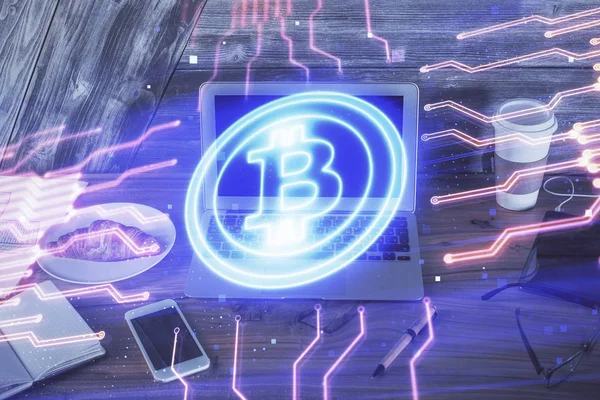 Подвійна експозиція голограми теми блокчейн та таблиці з комп'ютерним фоном. Концепція криптовалюти Bitcoin . — стокове фото
