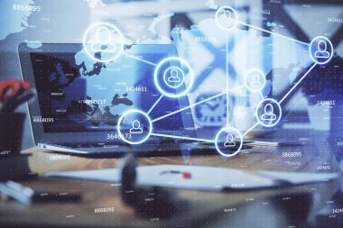 Sosyal ağ tema simgesi olan masaüstü bilgisayarı. Çoklu maruz kalma. Uluslararası bağlantılar kavramı.