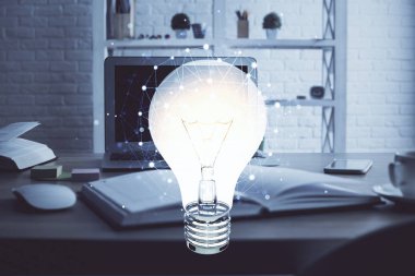 Bilgisayar ofisinde ampul simgesi hologramıyla birlikte. Çoklu maruz kalma. Fikir kavramı.