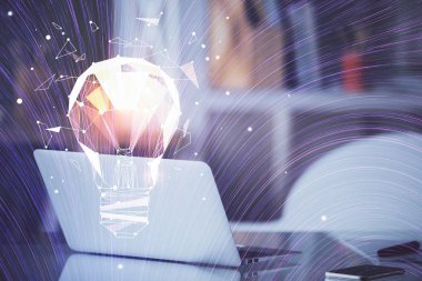 Bilgisayar ofisinde ampul simgesi hologramıyla birlikte. Çoklu maruz kalma. Fikir kavramı.