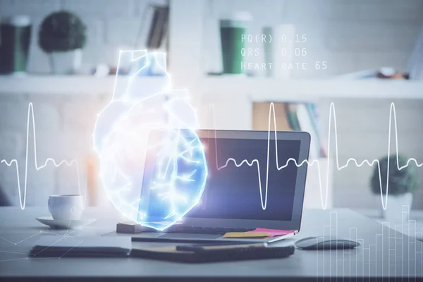 デスクトップコンピュータの背景と心臓の図面。露出を2倍。医学研究と医療の概念. — ストック写真