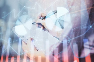 Forex grafik huds ile notlar yapma ellerin çoklu pozlama. Borsa konsepti.