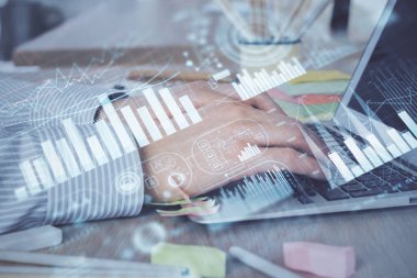 Arka planda dizüstü bilgisayar üzerinde çalışan adam ile borsa grafiği çoklu pozlama. Finansal analiz kavramı.