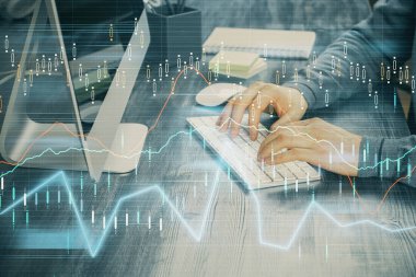 Adam ile mali grafik çift pozlama arka planda ofiste çalışır. Analiz kavramı.