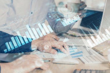 Adam arka planda ofiste bilgisayarda yazarak grafik Multi pozlama. Zor iş kavramı.