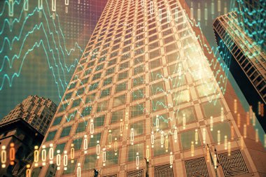 Yüksek binaların arka planında çoklu pozlama olan eski şehir haritası. Finansal araştırma kavramı.