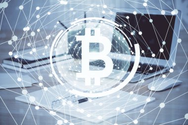 Blockchain temalı holograma ve bilgisayar arkaplanlı masaya çoklu maruz kalma. Bitcoin şifreleme para birimi kavramı.