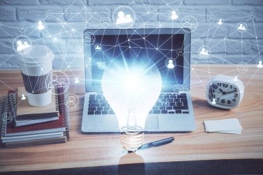 Bilgisayar ofisinde ampul simgesi hologramıyla birlikte. Çoklu maruz kalma. Fikir kavramı.