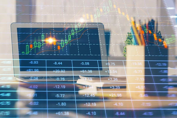 Graf finančního trhu a osobní počítač na pozadí. Multi expozice. Koncept forexu. — Stock fotografie