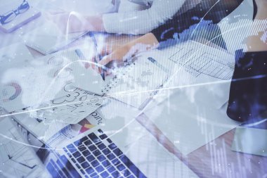 Bir kadın eller Not defteri hisse senedi piyasası hakkında bilgi yazma. Ön Forex grafik hologramlar. Araştırma kavramı. Çift Pozlama