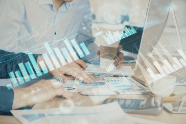 Adam arka planda ofiste bilgisayarda yazarak grafik Multi pozlama. Zor iş kavramı.