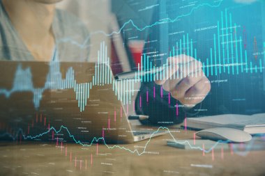 Arka planda ofiste bilgisayarda işadamı yazarak Forex grafiği. Analiz kavramı. Çift Pozlama.