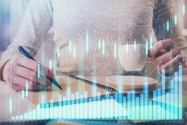 Forex Grafiek hologram bij de hand het nemen van notities achtergrond. Concept van analyse. Dubbele belichting — Stockfoto