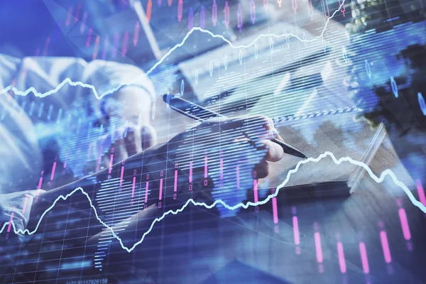 Finansal Forex çizelgeleri kadınların el notları arka plan alarak görüntülenir. Araştırma kavramı. Çift Pozlama