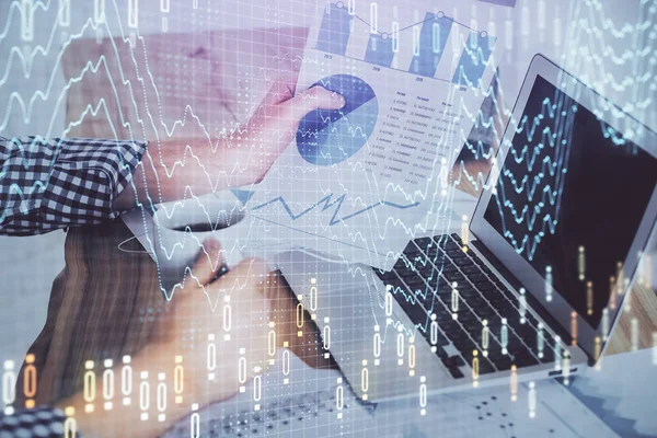 Forex-Graph mit Geschäftsmann, der am Computer im Büro im Hintergrund arbeitet. Konzept der Fleißarbeit. Mehrfachbelichtung. — Stockfoto