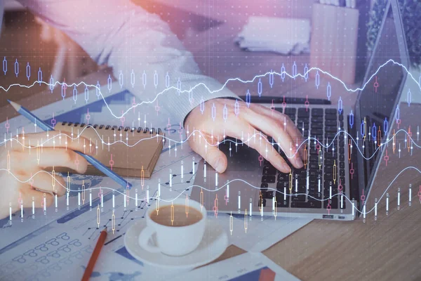 Gráfico de Forex con hombre de negocios que trabaja en la computadora en la oficina en segundo plano. Concepto de trabajador. Exposición múltiple . — Foto de Stock