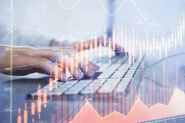 Forex-Graph mit Geschäftsmann, der am Computer im Büro im Hintergrund arbeitet. Konzept der Fleißarbeit. Nahaufnahme. Mehrfachbelichtung. — Stockfoto