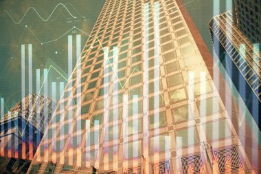 Yüksek binaların arka planında çoklu pozlama olan eski şehir haritası. Finansal araştırma kavramı.